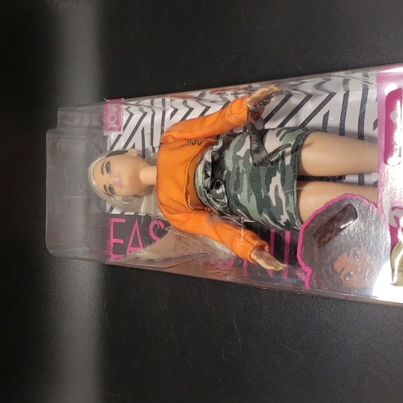 NIB 2018 Barbie Fashionistas #107 Malibu Barbie - Picture 7 of 16